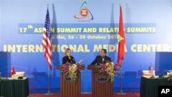 克林顿国务卿与越南外长范家谦在河内举行的记者会上