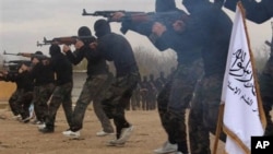 Foto yang dirilis tanggal 29 November 2014 di facebook kelompok militan Ahrar al-Sham (salah satu dari kelompok pemberontak Suriah) ini menunjukkan para anggota brigadenya tengah berlatih di tempat yang tidak diketahui, di Suriah (Foto: dok).