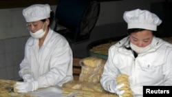 북한 신의주의 한 식품 공장에서 세계식량계획(WFP)의 지원으로 취약계층에 지급할 영양 비스킷을 생산하고 있다. (자료사진)
