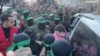 Anggota militan Hamas menyerahkan Doron Steinbrecher, yang sebelumnya mereka sandera, sebagai bagian dari pertukaran sandera dan tahanan dalam kesepakatan gencatan senjata Israel-Hamas di Gaza, pada 19 Januari 2025. (Foto: Reuters/via Reuters TV)