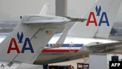 Dua armada pesawat milik maskapai penerbangan American Airlines di bandara Nasional Ronald Reagan, Washington (Foto: dok).