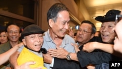 Pemberontak Vietnam, Nguyen Van Hai (tengah), disambut saat tiba di bandara internasional Los Angeles di (21/10).