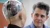 David Hanson (kanan), pendiri perusahaan "Hanson Robotics" berbicara dengan robot Sophia, yang dikendalikan oleh artificial intelligence dalam peragaan di Hong Kong (foto: ilustrasi). 