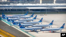 Pesawat China Southern Airlines Boeing 737 Max diparkir di tepi landasan Bandara Internasional Urumqi Diwopu di Urumqi, China, 21 April 2021. (Foto: AP)