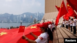中國國慶日在香港的親北京人士揮舞中國國旗。 （2021年9月28日）