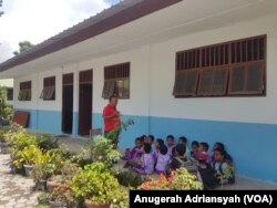 Suasana belajar mengajar di salah satu sekolah di Pulau Samosir, Danau Toba, Sumatera Utara. (Foto: VOA/Anugerah Adriansyah)
