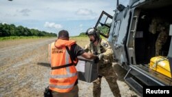 新西蘭國防軍人員在所羅門群島2024年4月舉行的國會選舉中協助運送票箱。