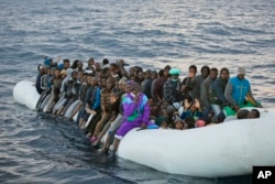 Arhiva - Migrantima i izbeglicama pomažu pripadnici NVO Proaktiva open amrs, dok njihov prepunjeni brod plovi bez kontrole Mediteranskim morem oko 21 milje daleko od libijske obale, 3. februara 2017.