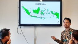 Direktur Eksekutif LBH Pers Ade menjelaskan laporan tahunan yang berisi beragam catatan mengenai kekerasan terhadap wartawan di Indonesia sepanjang tahun lalu di Jakarta, Senin (13/1). (VOA/Fathiyah)