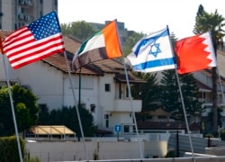 Bendera nasional (dari kiri) AS, Uni Emirat Arab, Israel dan Bahrain dikibarkan di sepanjang jalan, di kota resor Netanya di Israel tengah, 13 September 2020.