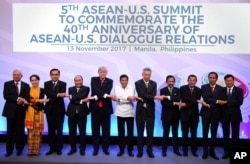 Leaders from left to right, Malaysia's Prime Minister Najib Razak, Myanmar's State Councellor and Foreign Minister Aung San Suu Kyi, Thailand's Prime Minister Prayut Chan-ocha, Vietnam's Prime Minister Nguyen Xuan Phuc, U.S. President Donald Trump, Philip