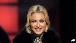 Madonna menerima penghargaan sebagai artis paling banyak tur pada Billboard Music Awards di Las Vegas.