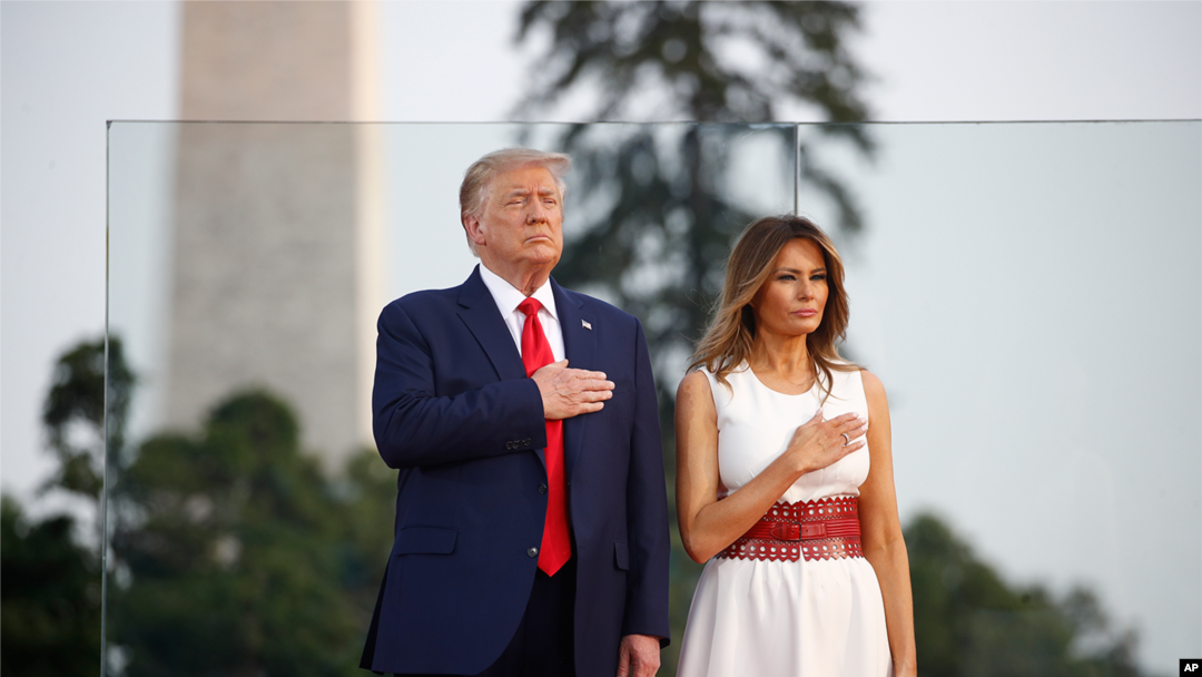 အမေရိကန်သမ္မတ Donald Trump နဲ့ သမ္မတကတော် Melania Trump. (ဇူလိုင် ၄၊ ၂၀၂၀)