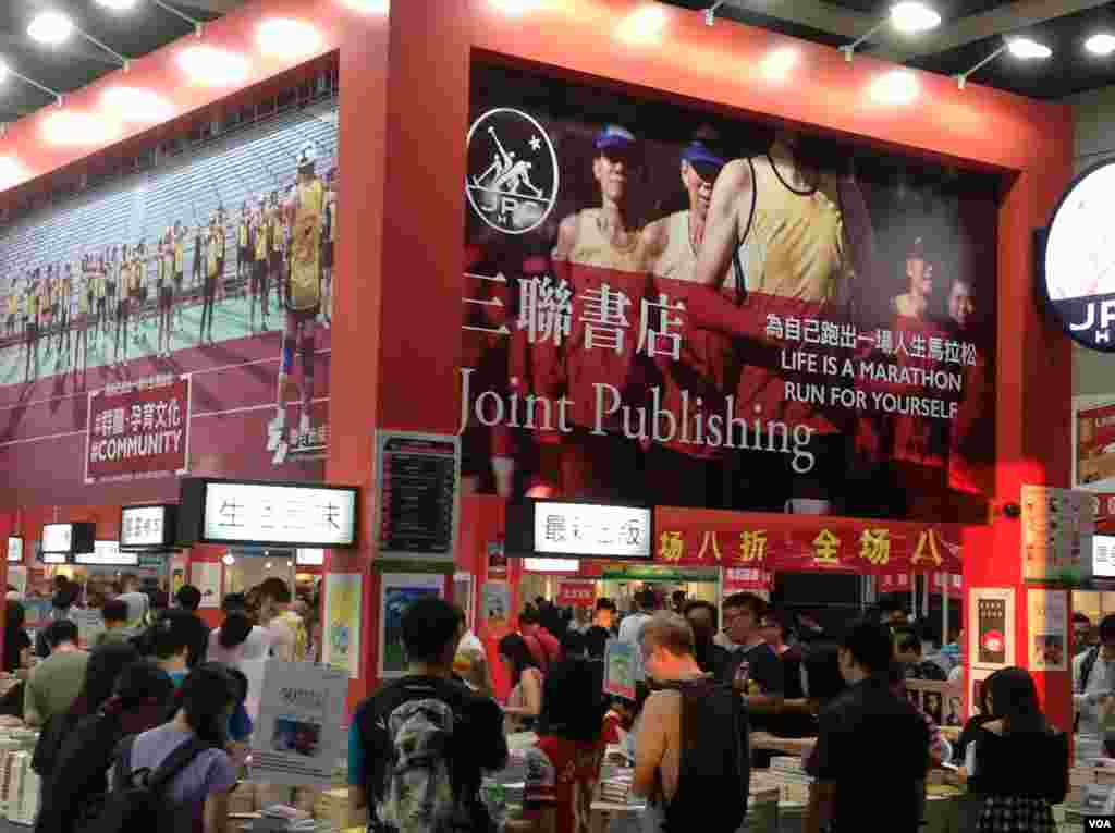 一年一度的香港书展7月20起在湾仔会展中心连续展出七天。据贸发局统计,共有640个书商参展,创下历年新高,而主办方也期待参观人次可以再次突破百万。