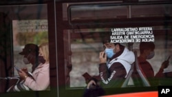 Para penumpang sebuah bus kota do Bilbao, Spanyol mengenakan masker di tengah pandemi Covid-19 (foto: dok).