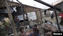 Orang-orang Rohingya di kamp penampungan yang rusak di luar Sittwe, negara bagian Rakhine, 4 Agustus 2015. 