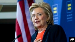 Kandidat calon presiden Partai Demokrat AS, Hillary Rodham Clinton, berbicara dalam pertemuan Human Rights Campaign di Washington (3/10). (AP/Jose Luis Magana)