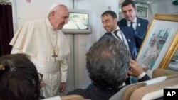 Paus Fransiskus menjawab pertanyaan para wartawan di atas pesawat dalam penerbangan dari Abu Dhabi ke Roma, Selasa (5/2). 