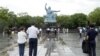 Orang-orang berdoa bagi korban bom atom 1945 untuk memperingati 78 tahun pengeboman di kota Nagasaki, Jepang hari Rabu, 9 Agustus 2023. 