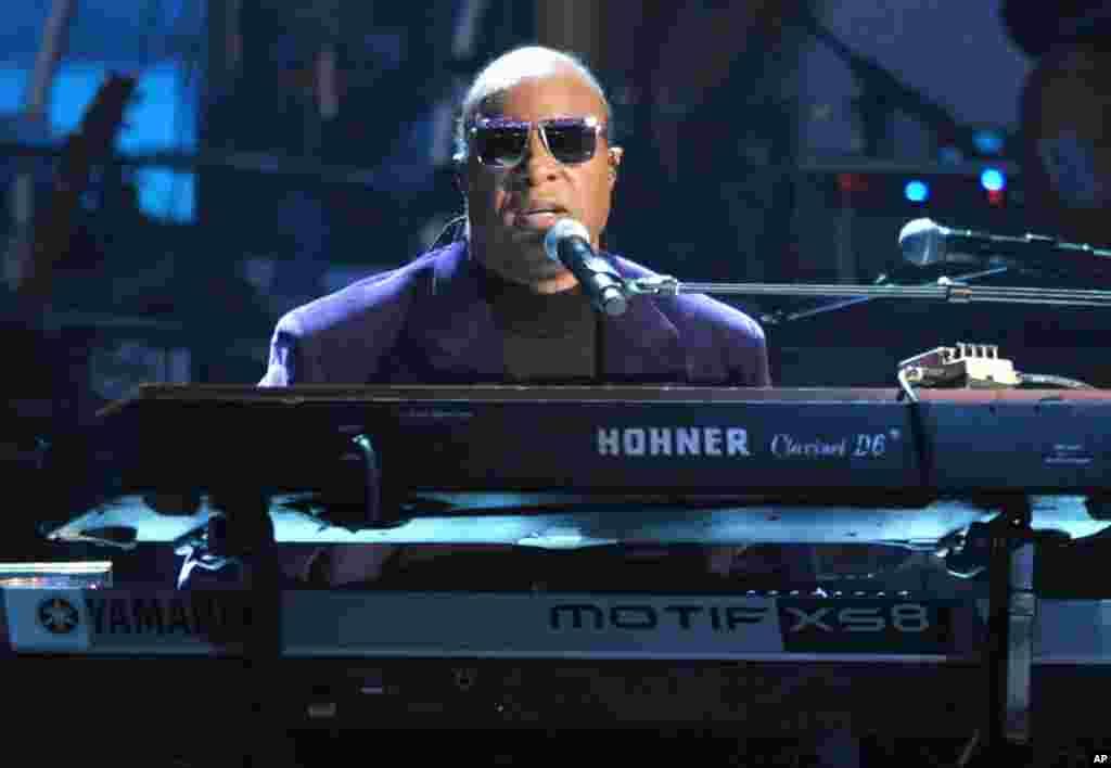 Stevie Wonder dan Rickey Minor Band mempersembahkan penghormatan kepada Dick Clark, pembawa acara legendaris yang meninggal dunia tahun ini, pada ajang American Music Awards ke-40 di Los Angeles (18/11).