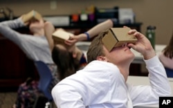 Zane Taylor menggunakan teknologi realitas virtual untuk belajar di Normandia selama kelas sejarah di Crossroads Flex High School di Cary, North Carolina, AS, 21 Mei 2019. (Foto: AP)