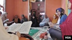 Keluarga Rinaldi di Kabupaten Poso, Sulawesi Tengah mengadakan doa bagi keselamatan 10 WNI yang disandera Kelompok Abu Sayyaf di Filipina selatan, Kamis 7/4 (VOA/Yoanes).