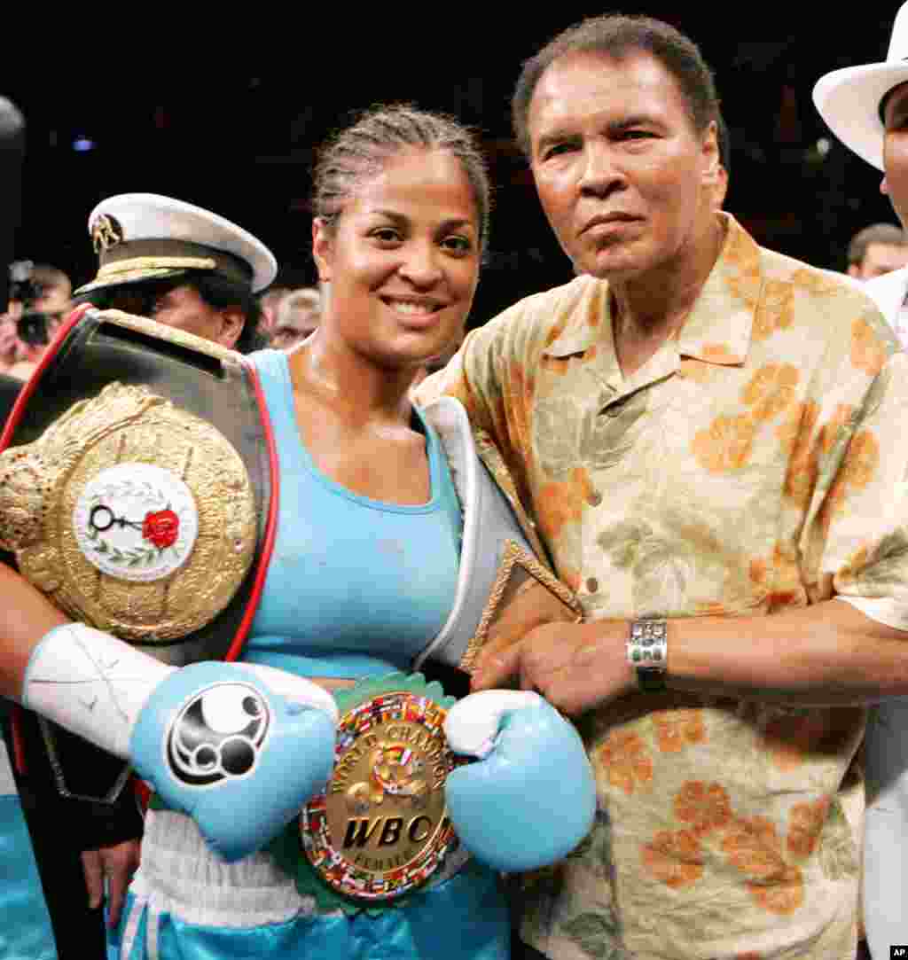 Petinju Laila Ali berpose bersama ayahnya Muhammad Ali setelah mengalahkan Erin Toughill di MCI Center, Washington, 11 June 2005. (AP/Pablo Martinez Monsivais)