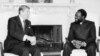 Jonas Savimbi (dir) recebido pelo Presidente americano Ronald Reagan (esq), na Casa Branca, Estados Unidos