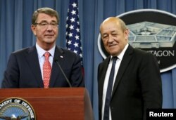 U.S. Defense Secretary Ash Carter (L) and French Defense Minister Jean-Yves Le Drian prepare to leave after a joint news conference at the Pentagon, July 6, 2015.