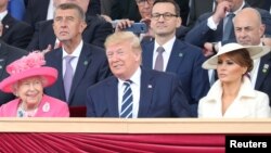 Ratu Inggris Elizabeth II, Presiden AS Donald Trump dan Melania Trump dalam acara untuk memperingati 75 tahun D-Day di Portsmouth, Inggris, Rabu (5/6). 