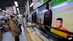 Seorang pria menyaksikan tayangan televisi yang menampilkan dua warga Jepang yang ditawan ISIS di sebuah toko elektonik di Tokyo (20/1). 