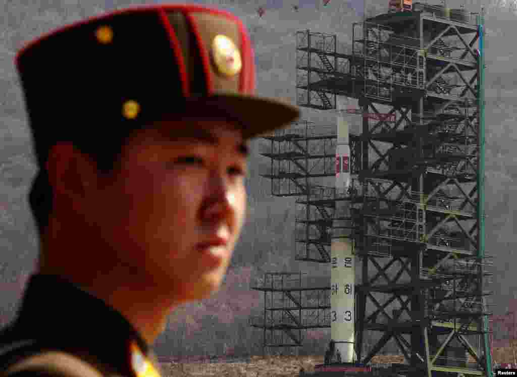 2012年4月8日,一名军人守卫在西海卫星发射基地银河三号火箭发射架前。这里位于首都平壤西北方。