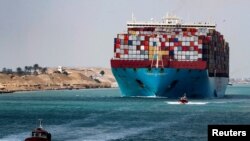 Sebuah peti kemas melewati Terusan Suez di Suez, Mesir, 15 Februari 2022. (Foto: REUTERS/Mohamed Abd El Ghany)