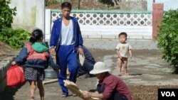 Warga Korea Utara sedang mengeringkan hasil panen di depan rumah mereka di Pyongyang (foto: dok).