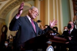 Pemimpin Mayoritas Senat Chuck Schumer, D-N.Y., berbicara kepada wartawan di Capitol di Washington, Selasa, 28 September 2021. (Foto: AP)