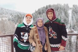 Dzaki bersama adik laki-laki dan ibunya.