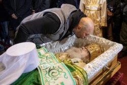 Vernici se uz prisustvo sveštenstva Srpske pravoslavne crkve i državnih zvaničnika opraštaju od preminulog partijarha SPC Irineja, tokom pandemije koronavirusa, u Hramu svetog Save, na Vračaru, Beograd, Srbija, 22. novembra 2020. (Foto: Rojters, Marko Đurica)