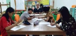 Belajar di rumah bersama guru Penghayat Kepercayaan di CIlacap. (Foto: Muslam/dok)