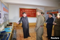 북한 김정은 국무위원장이 대륙간탄도미사일(ICBM) 소재를 개발·생산하는 국방과학원 화학재료연구소를 시찰했다고 조선중앙통신이 23일 보도했다.