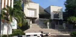 Masjid Kampus Universitas Sebelas Maret (UNS) Solo tidak menggelar salat Jumat, 20 Maret 2020, setelah penetapan kejadian luar biasa (KLB) virus corona. (Foto : Yudha Satriawan/VOA)