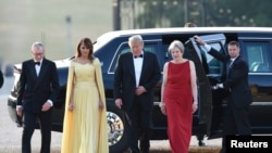 Predsednik i prva dama SAD sa britanskom premijerkom i njenim suprugom Filipom.