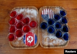 Minuman khusus berwarna merah dan biru yang disediakan di bar Escobar menandai KTT Presiden AS Donald Trump dan pemimpin Korut Kim Jong-un, disajikan di atas meja di Singapura 4 Juni 2018.