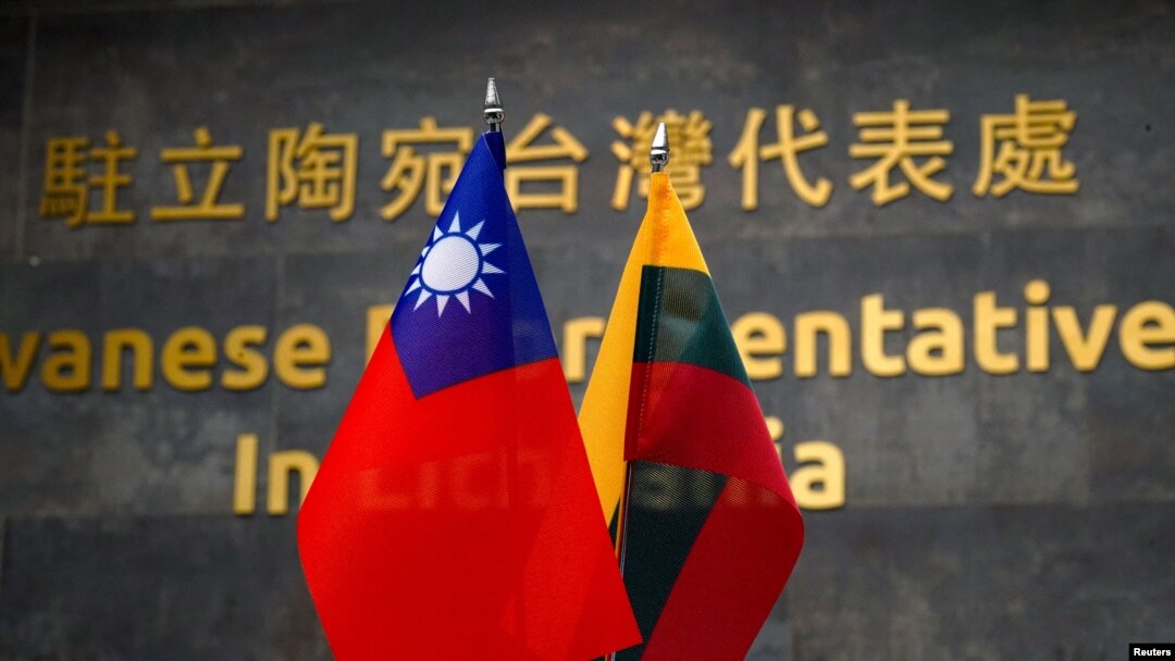 台灣駐維爾紐斯的台灣代表處裡擺放的台灣與立陶宛旗幟。（2022年1月20日）