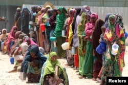 Perempuan Somalia pengungsi internal berdiri dalam antrian menunggu makanan bantuan yang akan disajikan di distrik Hodan selatan Ibu Kota Mogadishu September 5, 2011. (Foto: Reuters)
