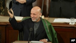حامد کرزی رئیس جمهور پیشین افغانستان در حال سخنرانی در کانگرس امریکا، ۱۵ جون۲۰۰۴