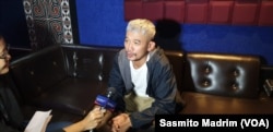 Penyanyi rap Marzuki Mohamad alias Kill the DJ saat hadir di konser "Yang Muda Melawan Lupa" di Toba Tabo Cafe di Jakarta, Sabtu, 6 April 2019. (Foto: Sasmito Madrim/VOA)