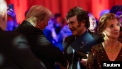 Presiden terpilih AS Donald Trump menjabat tangan Presiden Argentina Javier Milei dalam sebuah acara di Mar-A-Lago, Palm Beach, Florida, pada 14 November 2024. (Foto: Reuters/Carlos Barria)