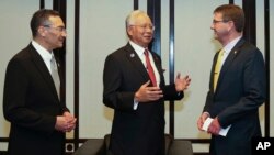 東盟星期三在馬來西亞舉行的國防部長會議﹐右為美國訪長卡特。