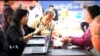 (File)ผู้มีสิทธิเลือกตั้งชาวไทยตรวจเอกสารที่คูหาเลือกตั้งฯนอกราชอาณาจักร ที่นครลอส แองเจลิส พ.ศ.2554