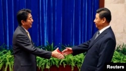 習近平(右)與安倍晉三(左)握手